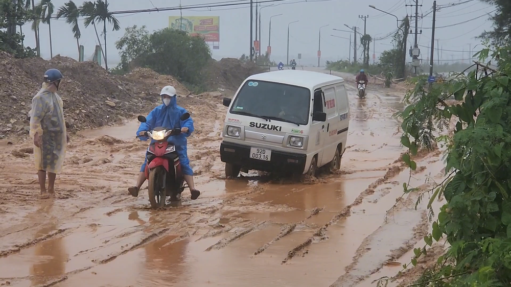 Thi công dang dở, tuyến đường huyết mạch đi Hội An ngập trong bùn đất