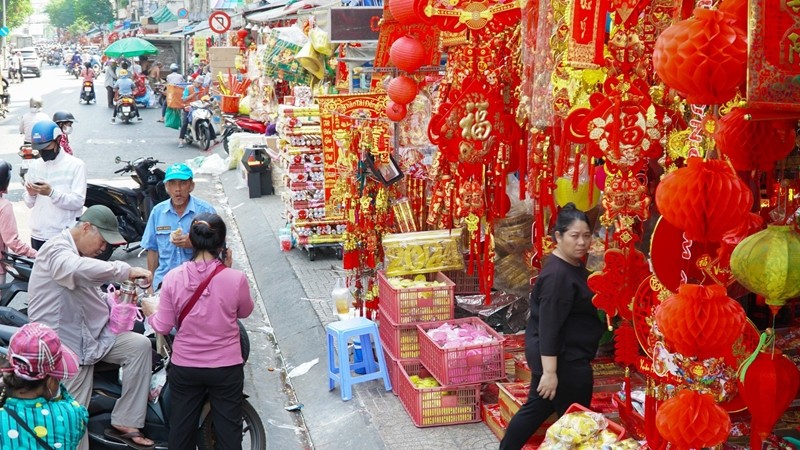 Những ngày cận Tết, đường Hải Thượng Lãn Ông (quận 5) khoác lên mình chiếc áo màu đỏ đặc trưng với những  đồ trang trí Tết mang đậm chất truyền thống.