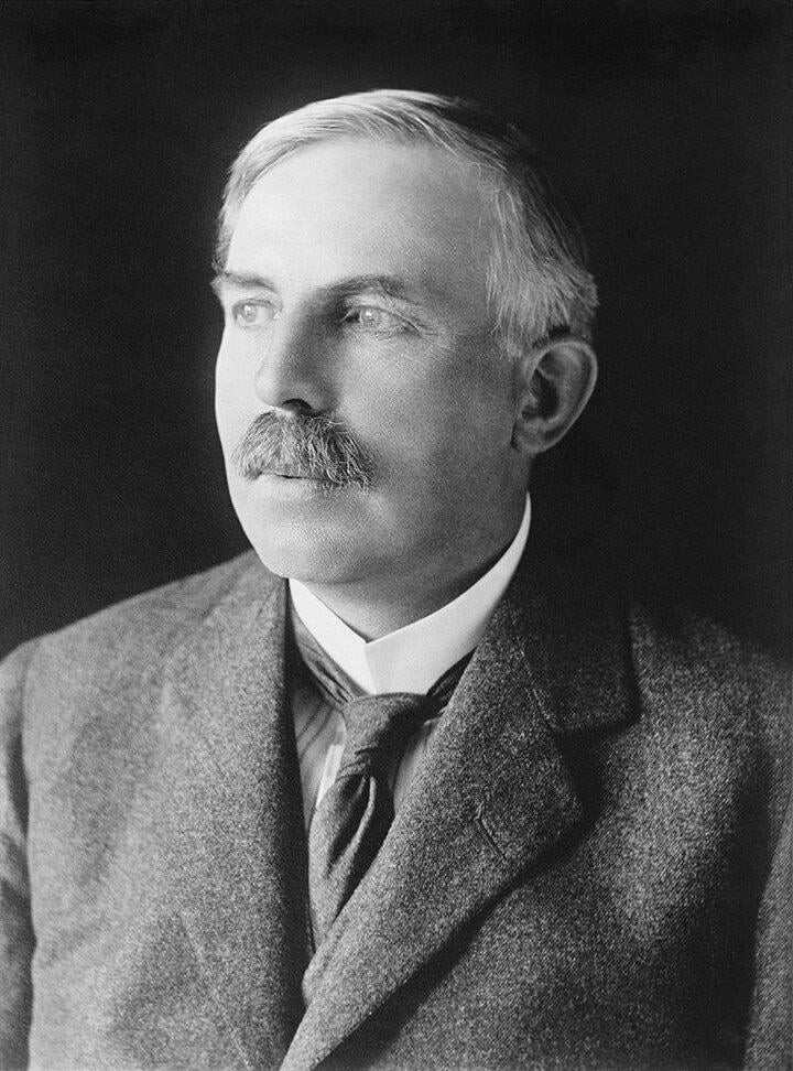  Ernest Rutherford sinh ngày 30/8/1871 ở vùng nông thôn Spring Grove của New Zealand. Ông là con thứ 4 trong gia đình 12 anh chị em. Cha của ông là James, trình độ học vấn thấp và phải vật lộn để nuôi sống gia đình đông con. Mẹ của ông - bà Martha làm giáo viên. Bà ấy tin rằng, kiến thức là sức mạnh và bản thân rất chú trọng đến việc học tập của con cái. (Ảnh: wikipedia)