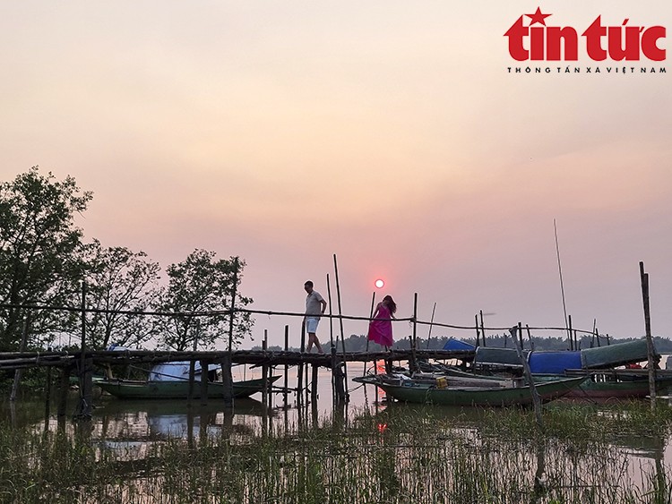 Làng chài nhỏ nằm bên  bến Giang Đình, đẹp như một bức tranh với cảnh vật bình yên cuối ngày.