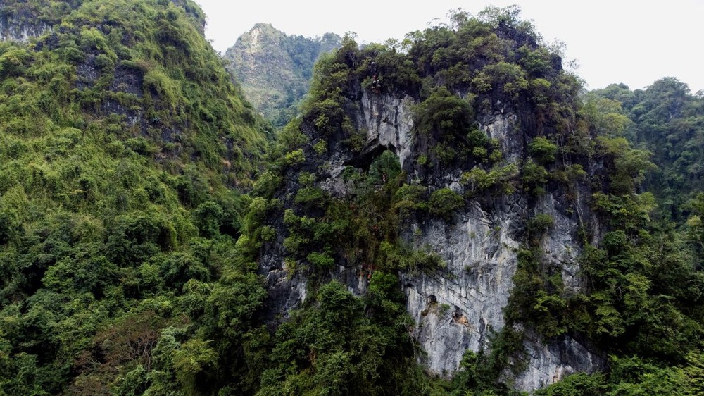  “Núi thủng” Lân Ty nằm trong thung lũng cùng tên, thuộc huyện Hữu Lũng, tỉnh Lạng Sơn, cách thủ đô Hà Nội hơn 115km. Đây là điểm du lịch còn khá hoang sơ và chưa được khai thác nhiều. Ảnh: Vietnam Expeditions