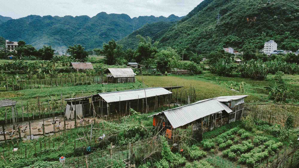 Theo Trang TTĐT Sở Văn hóa, Thể thao và Du lịch tỉnh Hòa Bình, bản Lác là nơi sinh sống của người dân tộc Thái hơn 700 năm qua. Tại đây, người dân sinh sống và bảo tồn gần như nguyên vẹn phong tục tập quán. Ảnh: Vương Lộc 