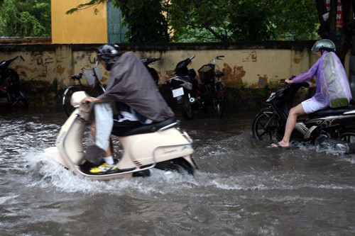 Đường Kim Giang, quận Hoàng Mai, ngập nặng.