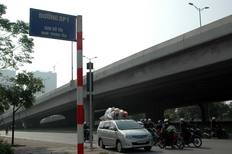 Khu đô thị mới Nam Trung Yên có khoảng 10 đường mà các "nhà dựng biển" chỉ đặt tên toàn là ký tự, khiến người qua đường khó hiểu. Đi đường Phạm Hùng hướng - Phạm Văn Đồng (đối điện Trung Tâm Hội Nghị Quốc Gia), khi mọi người rẽ vào sẽ thấy ngay 1 con đường mang tên ký tự SP1...