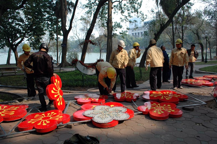 Công nhân đang khẩn trương kết hoa...