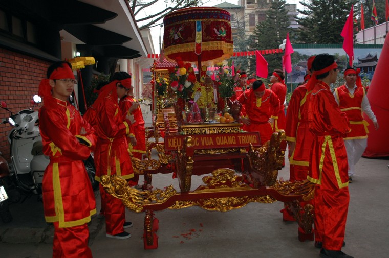 Hội gò Đống Đa diễn ra hàng năm vào ngày mùng 5 tết Nguyên đán tại gò Đống Đa, phường Quang Trung, quận Đống Đa, Hà Nội. Đây là lễ hội chiến thắng, được tổ chức để tưởng nhớ tới công tích lẫy lừng của vua Quang Trung - người anh hùng trong lịch sử chống giặc ngoại xâm của dân tộc. Trong ảnh là kiệu rước vua Quang Trung đã sẵn sàng...