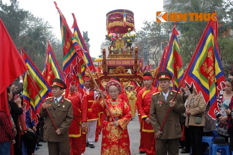  Hội Gò Đống Đa diễn ra hằng năm vào ngày mùng 5 Tết Nguyên đán tại Gò Đống Đa, phường Quang Trung, quận Đống Đa, Hà Nội. Đây là lễ hội chiến thắng, được tổ chức để tưởng nhớ chiến công lẫy lừng của Vua Quang Trung - người anh hùng trong lịch sử chống giặc ngoại xâm của dân tộc. Trong ảnh là kiệu rước Vua Quang Trung...