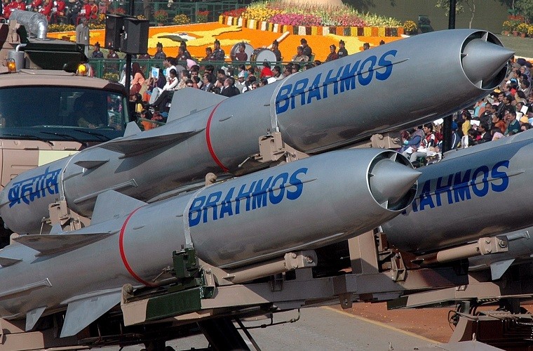 BrahMos là dòng tên lửa hành trình siêu thanh sử dụng công nghệ tàng hình tiên tiến nhất trên thế giới hiện nay, được phát triển bởi Liên doanh tên lửa BrahMos giữa Ấn Độ và Nga. Mà cụ thể hơn là Cục thiết kế NPO Mashinostroeyenia của Nga và Viện nghiên cứu và phát triển bộ quốc phòng (DRDO) của Ấn Độ. Và kể từ khi xuất hiện lần đầu tiên vào đầu những năm 200 cho tới nay, BrahMos luôn được xem là quốc bảo trấn quốc của Ấn Độ khi sức mạnh của nó chỉ đứng sau vũ khí hạt nhân của New Delhi. Nguồn ảnh: warfiles.ru.