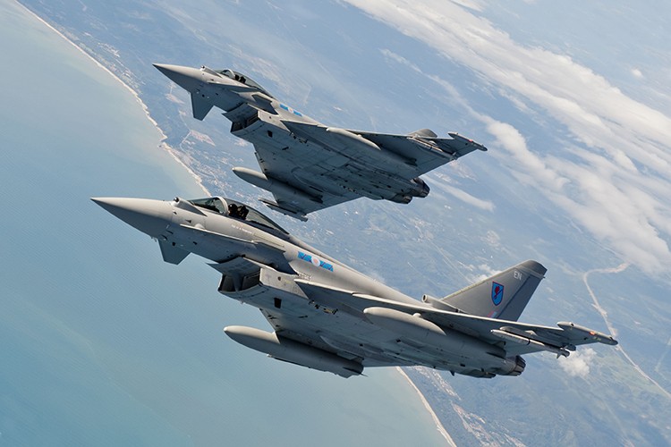  Eurofighter Typhoon hay còn được được biết tới với cái tên “Cuồng phong” là dòng tiêm kích đa năng phổ biến nhất châu Âu hiện nay, đang được sử dụng trong không quân 5 nước châu Âu gồm Anh, Đức, Áo, Tây Ban Nha và Italia, cùng với đó là một số quốc gia ở Trung Đông. Tuy nhiên, tên tuổi của Eurofighter Typhoon không gắn liền với chiến tích của nó mà là cách nó được tạo thành. Nguồn ảnh: Eurofighter Typhoon.