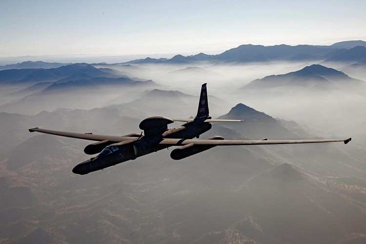  U-2S Dragon Lady: Máy bay do thám một chỗ ngồi, một động cơ, được trang bị thiết bị cảm biến và camera chụp ảnh siêu nét. Đây là con bài chủ lực giúp quân đội Mỹ thu thập tin tức tình báo về vị trí và hoạt động của lực lượng IS tại Iraq và Syria. Hoạt động ở độ cao hơn 21 km, chiếc máy bay U-2S là mục tiêu mà IS không thể chạm tới. Mỗi nhiệm vụ của U-2S có thể kéo dài tới 12 giờ. Các phi công lái chiếc máy bay này phải nghỉ ngơi tối thiểu 1 ngày sau mỗi nhiệm vụ và chỉ được thực hiện một nhiệm vụ trong mỗi 3 ngày. Ảnh: Flickr.