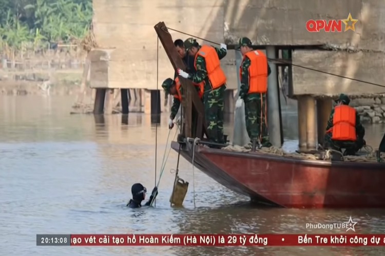 Theo kênh truyền hình Quốc phòng Việt Nam, trong chiều ngày 28/11 lực lượng công binh thuộc Binh chủng Công binh và Bộ Tư lệnh Thủ đô Hà Nội đã trục vớt và di chuyển an toàn  quả bom nặng hơn 1 tấn nằm dưới chân cầu Long Biên gây xôn xáo dư luận trong thời gian gần đây. Nguồn ảnh: QPVN.