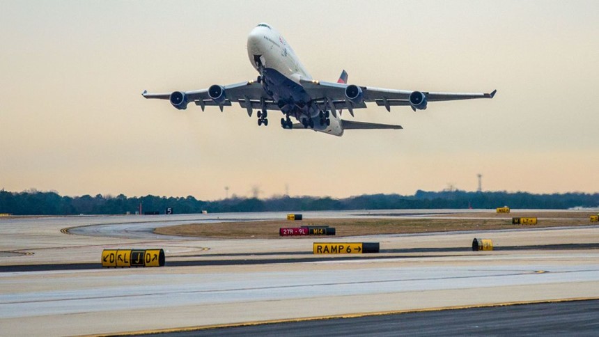 Chiếc  Boeing 747-400s cuối cùng của hãng Delta Airlines đã thực hiện chuyến bay "tạm biệt" từ sân bay quốc tế Hartsfield-Jackson ở Atlanta, bang Georgia (ảnh) đến nơi tập trung các máy bay "về hưu" ở Marana, bang Arizona, hôm 3/1. Chuyến bay đặt dấu chấm hết cho hoạt động của dòng phi cơ Boeing 747 trong lĩnh vực hàng không dân dụng tại Mỹ, theo CNN.