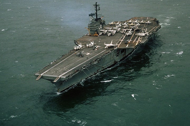 Hình ảnh tàu sân bay USS Forrestal của hải quân Mỹ, hoạt động ở vùng biển Việt Nam vào năm 1967. Mỹ đã đưa lượng lớn binh sĩ và vũ khí sang miền Nam Việt Nam để tham chiến, hậu thuẫn cho chính quyền ngụy Sài Gòn khi ấy. Ảnh: Hải quân Mỹ.