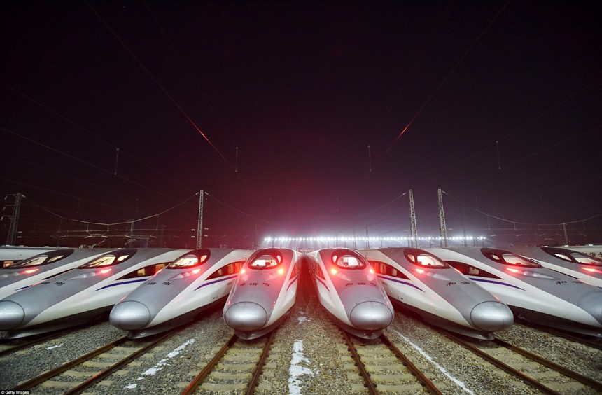 Những đoàn tàu viên đạn (bullet train) nằm tại một xưởng bảo trì ở thành phố Vũ Hán thuộc tỉnh Hồ Bắc của Trung Quốc. Đội tàu này đã và đang vận chuyển hàng trăm triệu  người Trung Quốc về quê ăn Tết trong kỳ xuân vận năm nay tại quốc gia đông dân nhất thế giới. Ảnh: VCG/Getty.