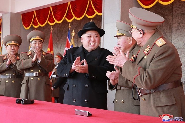 Nhà lãnh đạo Triều Tiên Kim Jong-un (áo đen) tươi cười và vỗ tay cùng 4 vị tướng hàng đầu của  quân đội Triều Tiên, gồm (từ trái qua, theo NKLeadershipwatch): Bộ trưởng Các lực lượng vũ trang Pak Yong Sik, Chủ nhiệm Tổng cục Chính trị Kim Jong Gak, Tổng tham mưu trưởng Ri Myong Su, và Cục trưởng Cục Tác chiến Ri Yong Gil.