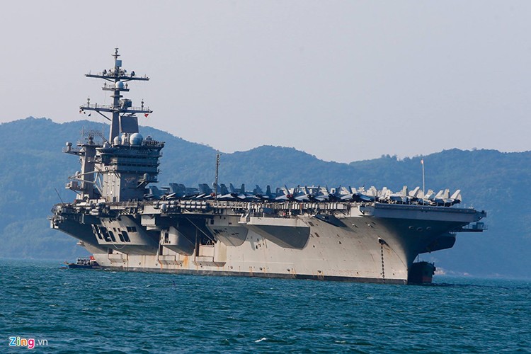 Trưa ngày 5/3, tàu sân bay USS Carl Vinson (CVN-70) của Hải quân Mỹ đã tiến vào vùng nước quân cảng Tiên Sa, TP Đà Nẵng bắt đầu chuyến thăm chính thức Việt Nam. Con tàu tiến vào với sự “hoành tráng” khi xếp nguyên dàn máy bay mà nó được trang bị trên boong tàu. Chắc hẳn đông đảo người dân chúng ta sẽ tự hỏi  tàu sân bay Mỹ thăm Việt Nam mang theo những loại máy bay nào, tính năng ra sao? Hãy cùng Kiến Thức tìm hiểu sơ qua về lực lượng tương đương với cả một sư đoàn không quân trang bị trên tàu sân bay Carl Vinson. Nguồn ảnh: Zing