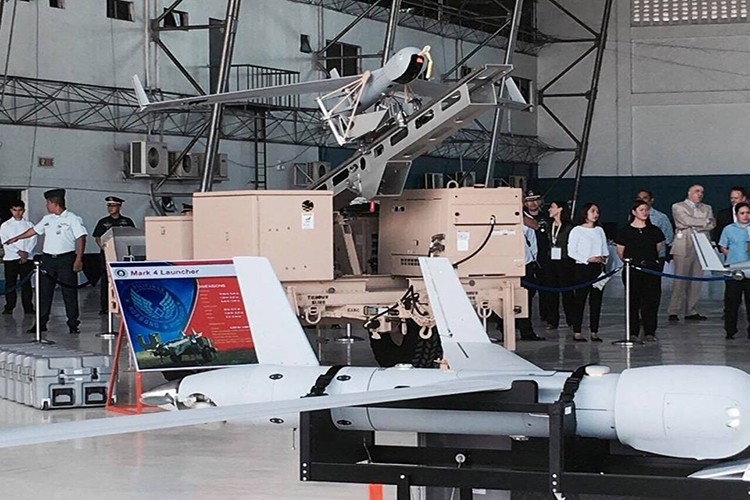 Theo hãng thông tấn Reuters, 6 máy bay không người lái (UAV) Boeing Insitu ScanEagle 2 là một phần trong chương trình hỗ trợ quân sự nước ngoài của Washington dành cho Manila trị giá khoảng 13.7 triệu USD. Trước đó vào năm ngoái Philippines cũng đã từng tiếp nhận 2 UAV do Mỹ viện trợ. Trong năm nay cũng có thông tin Việt Nam được Mỹ chuyển giao một số  UAV ScanEagle chưa rõ phiên bản. Nguồn ảnh: PTV Network.