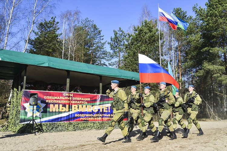 Theo Bộ Quốc phòng Nga, đây là đợt  tập trận chung Nga – Belarus đầu tiên trong năm nay tại căn cứ huấn luyện Brest chỉ cách biên giới Ba Lan hơn 10km về phía tây. Nguồn ảnh: Bộ Quốc phòng Nga.