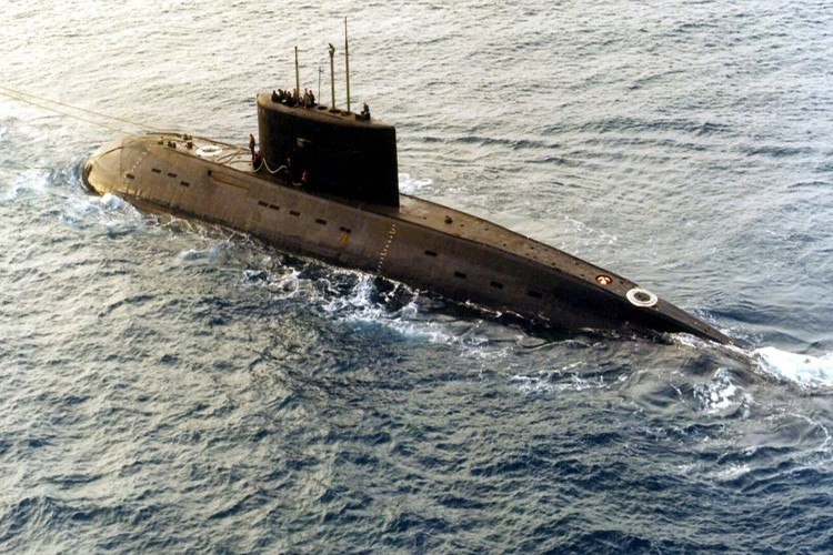 Theo nguồn tin quân sự của Sputnik cho biết, việc tàu ngầm hạt nhân HMS Astute không thể tham gia chiến dịch không kích Syria trong đêm 13/4 có liên quan đến các tàu ngầm Kilo của Nga. Và tàu ngầm Anh cũng “biến mất” khỏi Địa Trung Hải sau khi không kích kết thúc. Nguồn ảnh: Sputnik.