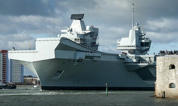 Hình ảnh chiến hạm “khủng” mới của  hải quân Anh – tàu sân bay HMS Queen Elizabeth khi rời căn cứ hải quân Portsmouth. Tàu nặng tới 65.000 tấn.