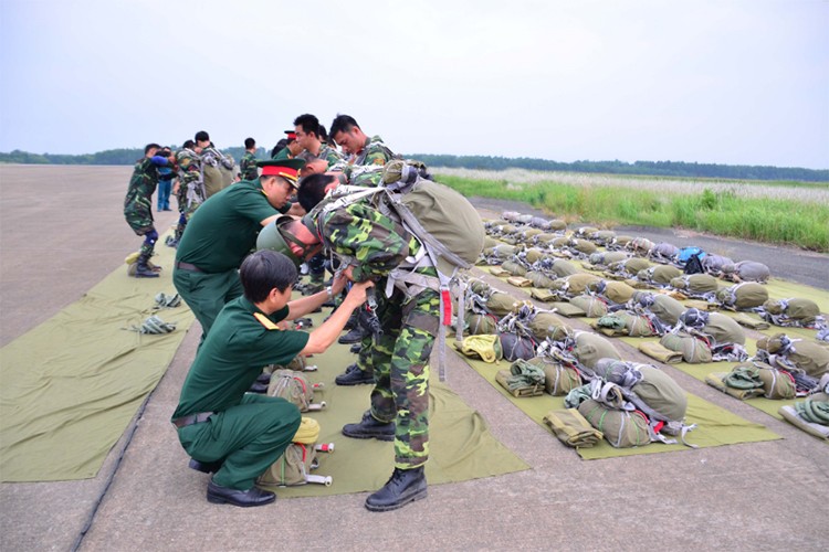 Theo Báo Quân khu 7 Tại Sân bay Biên Hòa lực lượng  trinh sát đặc nhiệm của Tiểu đoàn 47, và trinh sát đặc nhiệm của Bộ Tư lệnh thành phố Hồ Chí Minh tổ chức thực hành nhảy dù huấn luyện và đổ bộ đường không. Ảnh: Chuẩn bị kỹ càng ở mặt đất.