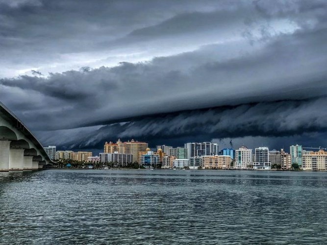 Mây đen cuồn cuộn khi  cơn bão sắp ập đến Sarasota, Florida (Mỹ) ngày 24/6/2018.