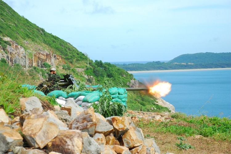 Phát huy truyền thống anh hùng trong chiến tranh giải phóng và bảo vệ Tổ quốc, cán bộ, chiến sĩ  Binh chủng Pháo binh cũng như lực lượng pháo binh Quân khu 7 đang nỗ lực phấn đấu xây dựng đơn vị vững mạnh, đáp ứng yêu cầu, nhiệm vụ trong tình hình mới. Ảnh: Pháo 85, lực lượng vũ trang huyện Côn Đảo diễn tập bắn biển.