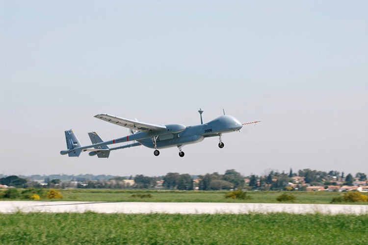 Theo nguồn tin của Intelligence Online, hợp đồng máy bay không người lái (UAV) mà Israel chào bán cho Việt Nam lên đến 160 triệu USD cho ba UAV Heron, dựa vào đơn giá mỗi chiếc UAV mà hãng Israel Aerospace Industries (IAI) gửi cho Việt Nam thì nhiều khả năng biến thể Heron mà Israel muốn bán cho chúng ta là Heron TP (Eitan). Nguồn ảnh: israeldefense.