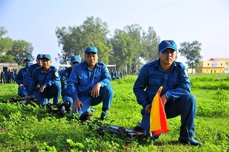 Tại Trường bắn Quốc gia Khu vực III, Bộ Tư lệnh Thành phố Hồ Chí Minh vừa tổ chức Hội thao Lực lượng phòng không năm 2018. Đối tượng tham gia hội thao năm nay là các khẩu đội  súng máy phòng không 12,7mm trong Lực lượng Dân quân tự vệ của 24 quận, huyện. Ảnh: Tập trung quan sát chờ lượt bắn.