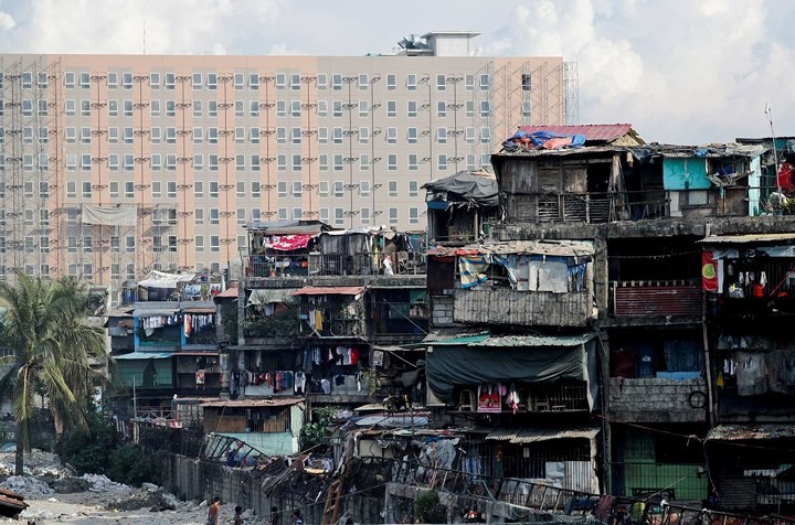 Manila – thủ đô của  Philippines là một trong những thành phố đông dân nhất thế giới. Nhiều người dân từ các làng quê di cư tới thành thị để tìm kiếm một cuộc sống tốt hơn nhưng hầu hết những người trong số họ đều không tìm được việc và nghèo vẫn hoàn nghèo.