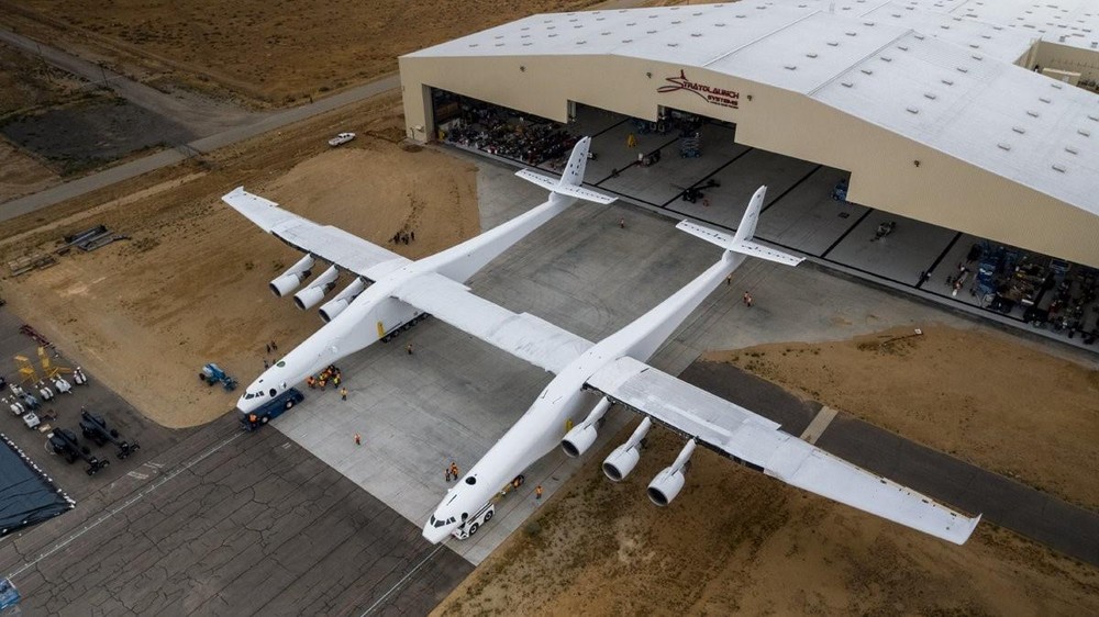  Stratolaunch: là dự án đầy tham vọng của tỷ phú Paul G. Allen, người đồng sáng lập tập đoàn Microsoft. Nó có sải cánh tới 117 m, nặng tới 540 tấn, sử dụng 6 động cơ phản lực và có thể chở theo 230 tấn hàng hóa. Stratolaunch dự kiến cất cánh vào năm 2019, khi đó nó sẽ là phi cơ lớn nhất thế giới từng được chế tạo. Trước đó, một số loại  máy bay khổng lồ cũng từng được đưa vào hoạt động.