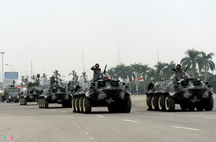  BTR-60PB hiện là dòng xe thiết giáp chở quân chủ lực của Quân đội Nhân dân Việt Nam. Tuy nhiên, với lớp giáp bọc thép chỉ dày tối đa 10mm có chỗ 5mm thì BTR-60BP chỉ có thể chống được đạn 7,62mm ở mọi cự ly bắn và gần như nó sẽ bị hạ gục hoàn t toàn nếu phải đối mặt với các loại pháo trên 23mm hoặc vũ khí chống tăng. Nguồn ảnh: Zing.vn