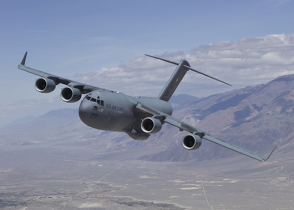 Máy bay vận tải quân sự C-17 Globemaster III của  Không quân Mỹ. Theo Hội đồng quốc tế về các chương trình triển lãm hàng không, mỗi năm có khoảng 10-12 triệu người tham dự các triển lãm hàng không ở Mỹ và Canada, thu về khoảng 110 triệu USD cho các nhà tổ chức