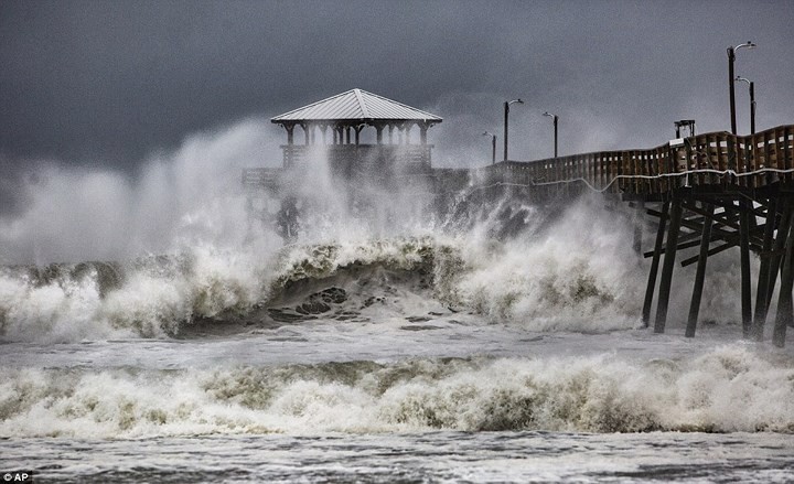 Các đợt sóng lớn ập vào bờ ở bờ biển Atlantic, bang Bắc Carolina khi siêu  bão Florence đổ bộ.