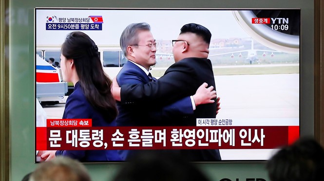 Đích thân Chủ tịch Kim Jong-un ra sân bay đón Tổng thống Hàn Quốc