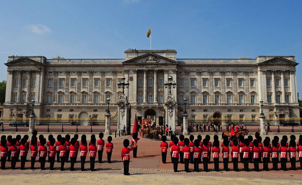  Cung điện Buckingham của Anh trở thành nơi ở chính thức của Hoàng gia Anh sau khi Nữ hoàng Victoria lên ngôi năm 1837. Một số khu vực của cung điện được mở cửa cho khách tham quan trong khoảng thời gian từ tháng 7 đến tháng 9 hàng năm.