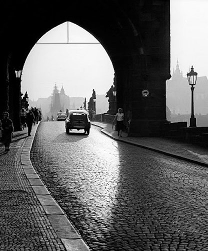 Một góc giản dị và bình yên trên đường phố thủ đô Prague, Cộng hòa Séc năm 1964.