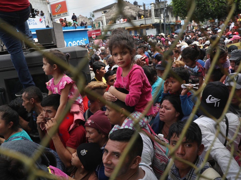 Người dân Honduras trốn khỏi nghèo đói và bạo lực chiếm số lượng lớn trong "đoàn caravan" người di cư ước tính từ 7.000-8.000 người đang di chuyển qua Mexico với hy vọng đặt chân đến nước Mỹ, nơi mà cho là “thiên đường” của người nhập cư. Vậy câu hỏi ở đây là tại sao hàng ngàn  người di cư Honduras hay người dân nhiều nước Nam Mỹ khác lại từ bỏ quê hương của mình vượt qua hàng km với đầy nguy hiểm đến Mỹ?