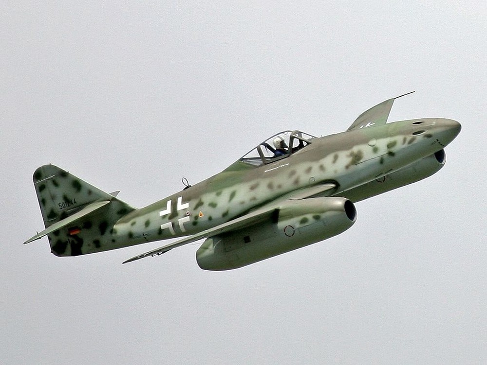 Messerschmitt Me 262 là máy bay chiến đấu phản lực đầu tiên trên thế giới do Đức sản xuất trong  Thế chiến thứ 2. Chiếc máy bay này đã chứng minh được uy lực của mình khi vượt xa cả những máy bay chiến đấu của quân Đồng minh, trong đó có chiếc phản lực Gloster Meteor của Anh.