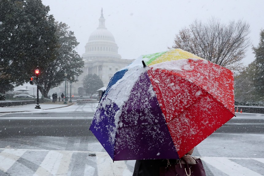 Ngày 15/11, thủ đô Washington của  nước Mỹ chứng kiến trận tuyết đầu mùa lịch sử. Chỉ trong ngày đầu tiên, tuyết rơi dày đến 5 cm tại một số địa điểm. Đây là trận mưa tuyết lớn nhất kể từ tháng 11/1989 tại Washington.