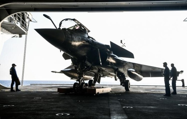 Máy bay tiêm kích Rafale của hải quân Anh đậu trên boong chiếc  tàu sân bay Pháp Charles de Gaulle đã được nâng cấp, ở ngoài khơi Toulon, Pháp vào ngày 14/11.