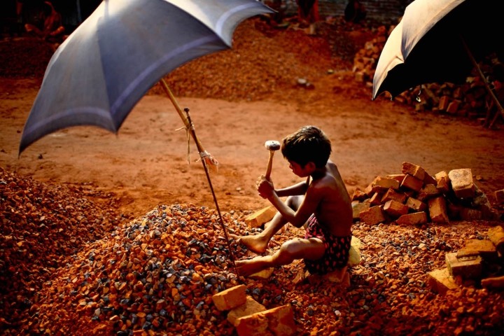 Tập trung vào các vấn đề xã hội, nhiếp ảnh gia Bangladesh GMB Akash dùng chính những tác phẩm của mình để cất lên tiếng nói cho những người tị nạn, lao động trẻ em và những nhóm người bị bỏ quên.