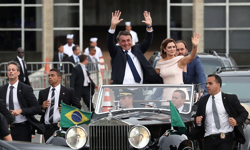 Ông  Jair Bolsonaro và phu nhân Michelle trong ngày nhậm chức tổng thống Brazil. Bolsonaro là một cựu quân nhân và từng phục vụ trong Hạ viện 7 nhiệm kỳ. Ông được xem là nhân tố đột phá trong cuộc bầu cử năm 2018 giữa bối cảnh người dân Brazil giận dữ trước các vụ bê bối tham nhũng, lạm dụng quyền lực và suy thoái kinh tế. Ảnh: Reuters.