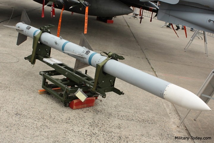 AIM-120 được phát triển thành công và đưa vào biên chế trong không quân Mỹ vào năm 1991. AIM-120 hiện được coi là một trong những loại tên lửa không đối không mạnh nhất của Mỹ. Ảnh: Military-Today.