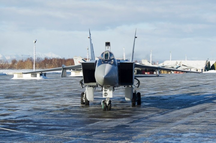  MiG-31 (NATO gọi là Foxhound) là một máy bay tiêm kích đánh chặn siêu âm được phát triển để thay thế cho MiG-25 'Foxbat', với chuyến bay thử nghiệm đầu tiên vào năm 1975 và được thiết kế dựa trên cơ sở những gì đã thành công với MiG-25. (Ảnh Bộ Quốc phòng Nga)