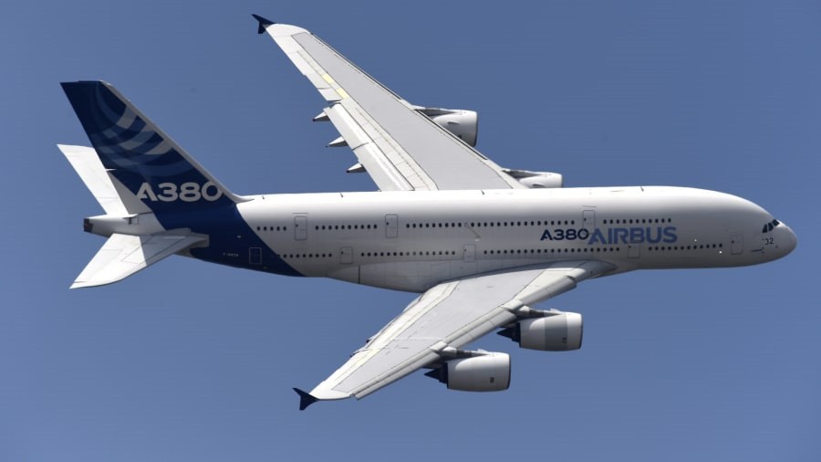 Ngày 14/2, Airbus chính thức thông báo sẽ ngừng sản xuất A380, dòng máy bay chở khách lớn nhất thế giới. Với chiều dài 73 mét và sải cánh 80 mét,  Airbus A380 trên lý thuyết có thể chở theo 850 hành khách nhưng từ khi ra mắt vào năm 2005, các hãng hàng không thường chỉ xếp 450-550 chỗ trên một chiếc A380. Ảnh: AFP.