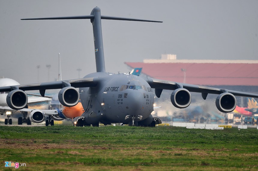 Theo đó chiều qua (20/2), máy bay vận tải quân sự C-17 Globemaster III của Không quân Mỹ đã chở chiếc  trực thăng Marine One đầu tiên đến sân bay Quốc tế Nội Bài, cùng nhiều phương tiện hậu cần khác phục vụ cho chuyến công du của Tổng thống Mỹ Donald Trump trong suốt thời gian diễn ra hội nghị Thượng đỉnh Mỹ - Triều lần 2. Nguồn ảnh: Zing.vn