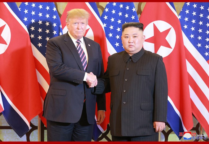 Tối ngày 27/2, Tổng thống Mỹ Donald Trump và lãnh đạo Triều Tiên Kim Jong Un đã gặp nhau tại khách sạn Metropole ở Hà Nội, và khai mạc hội nghị  thượng đỉnh Mỹ - Triều lần 2 bằng giây phút bắt tay lịch sử. Ảnh: KCNA.