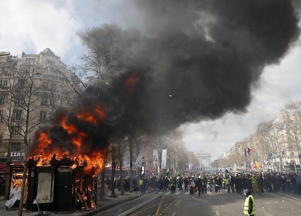 Theo Reuters, bạo lực đã tái bùng phát ở  thủ đô Paris của nước Pháp hôm 16/3 khi cuộc biểu tình của những người biểu tình áo vàng chống Tổng thống Emmanuel Macron cùng kế hoạch cải tổ của ông bước sang tháng thứ 4. (Nguồn ảnh: Reuters)