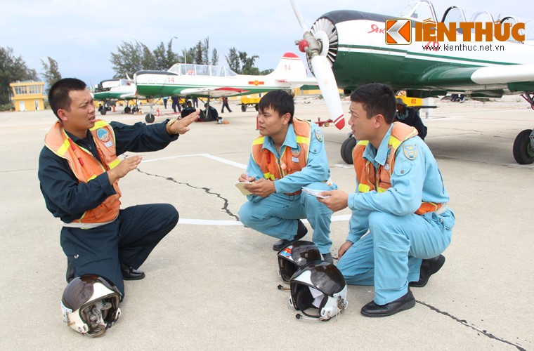 Dù chương trình đào tạo phi công quân sự giữa các nước có những điểm khác biệt, thế nhưng mô hình chung mọi phi công quân sự lái từ chiến đấu cơ, máy bay ném bom cho đến trực thăng đều phải trải qua khóa đào tạo kỹ năng bay cơ bản với các loại máy bay huấn luyện.